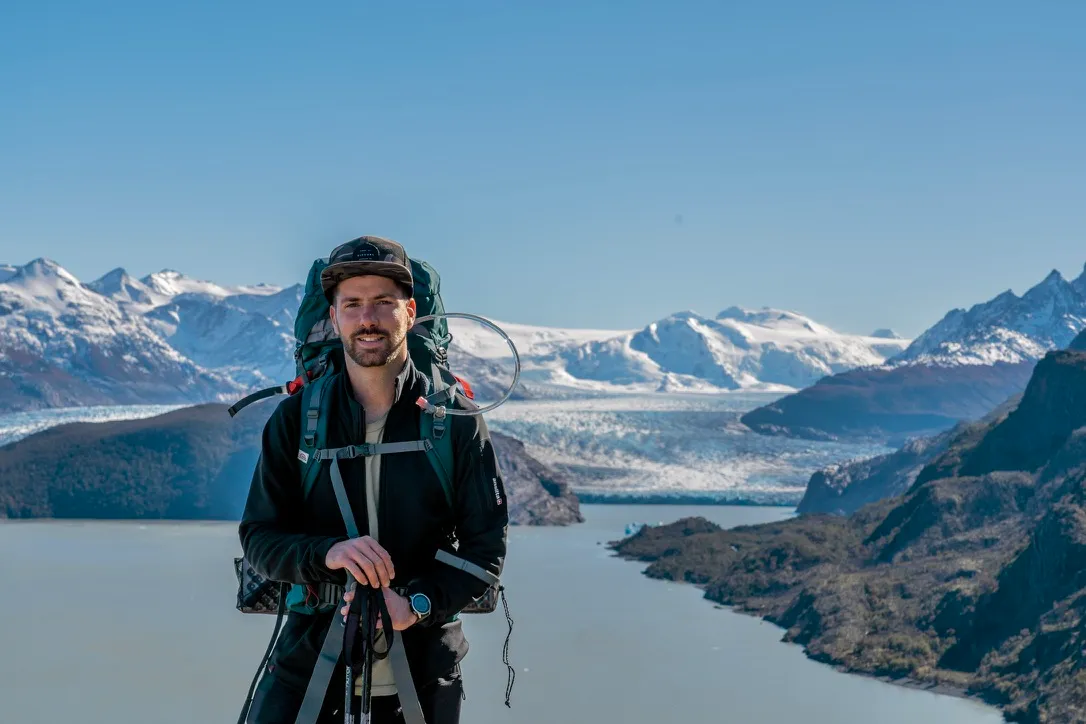 Nico Cantón de trekking frente a un glaciar